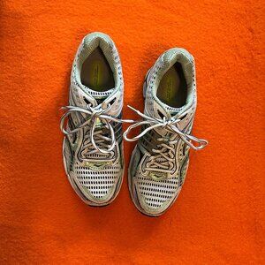 SAUCONY Triumph 6 Women's White/Black/Green Tennis/Athletic Shoes - Size 11